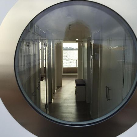 Schwimmendes Ferienhaus Antares One By Seeblick Ferien Oro, Rundum Wasser, Sauna Olpenitz Exterior foto
