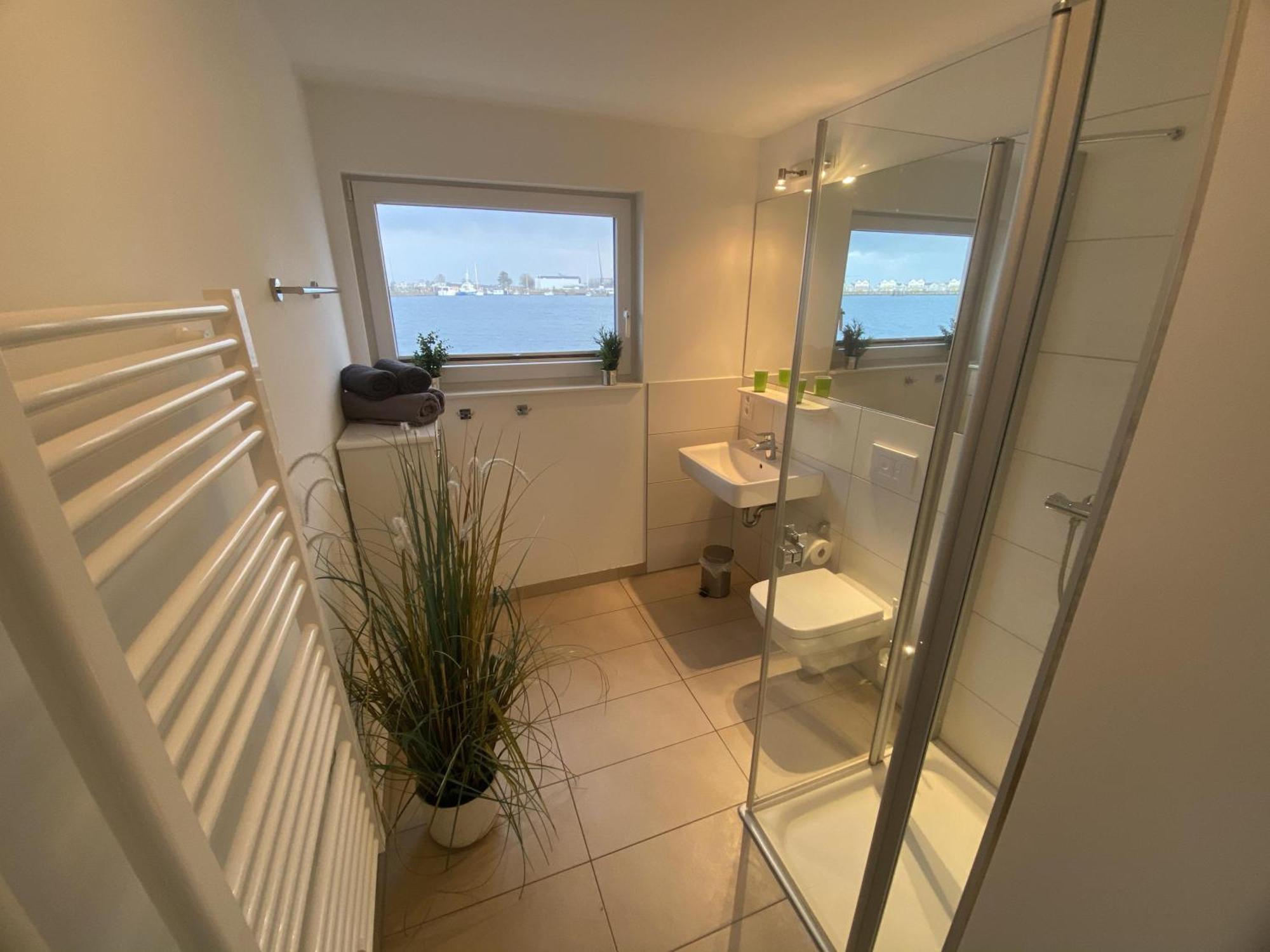 Schwimmendes Ferienhaus Antares One By Seeblick Ferien Oro, Rundum Wasser, Sauna Olpenitz Exterior foto