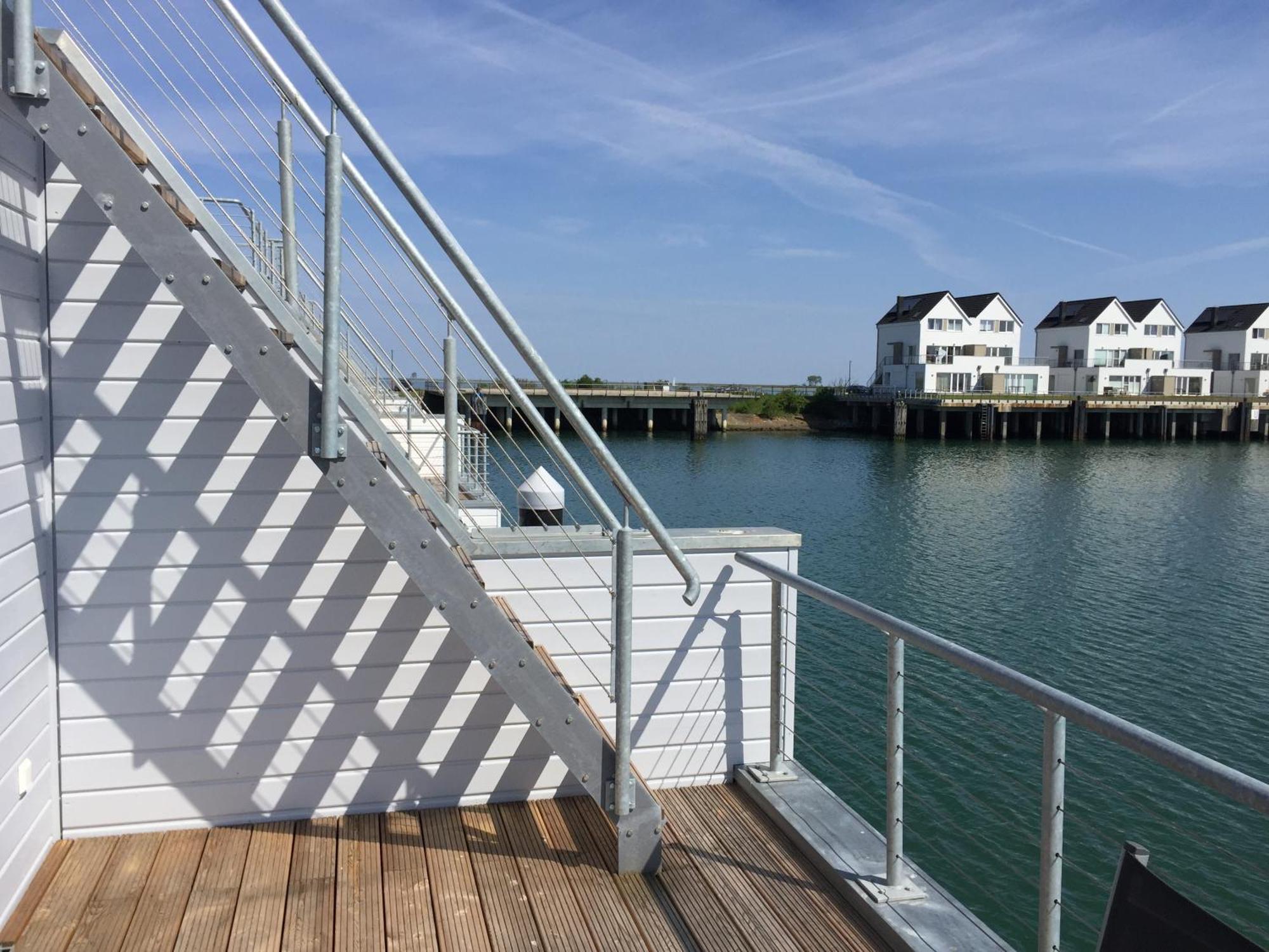 Schwimmendes Ferienhaus Antares One By Seeblick Ferien Oro, Rundum Wasser, Sauna Olpenitz Exterior foto